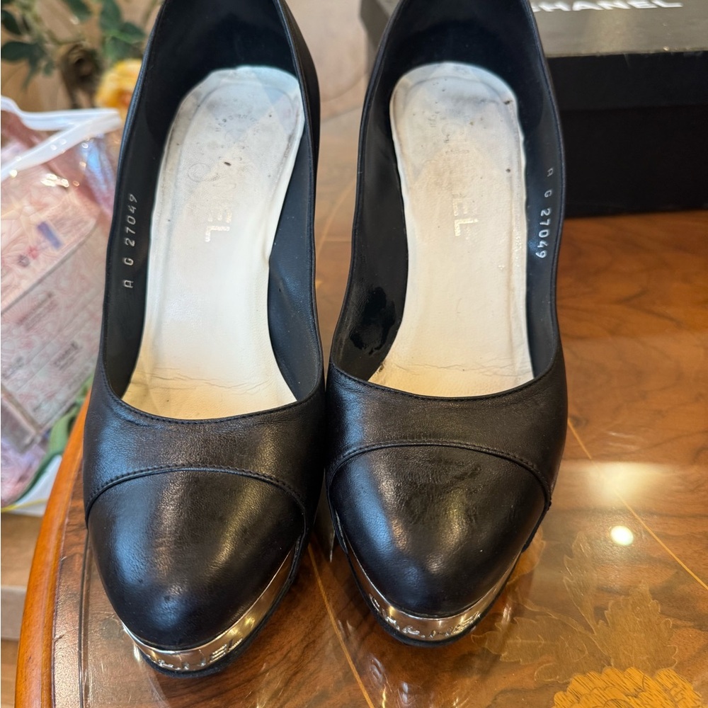 Authentic CHANEL leather logo metal plate platform pump
EU 39.5 USA Sz 9.5